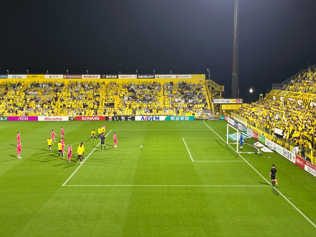 Jリーグ 柏レイソルvsセレッソ大阪のサッカーの試合の写真
