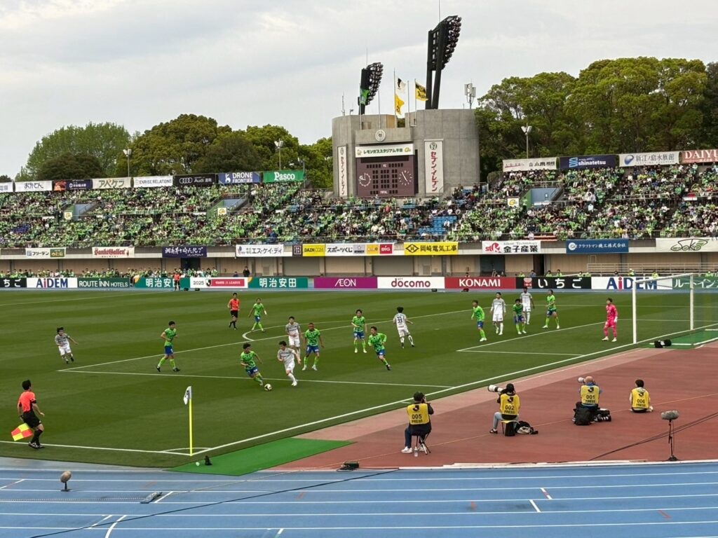 2025年J1リーグ第11節湘南ベルマーレvs柏レイソルの試合の写真